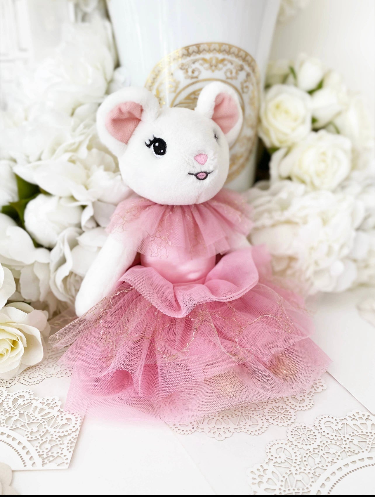 https://taylorandmax.com/cdn/shop/products/claris-the-chicest-mouse-in-paris-claris-taylor-max-160577.jpg?v=1681977032